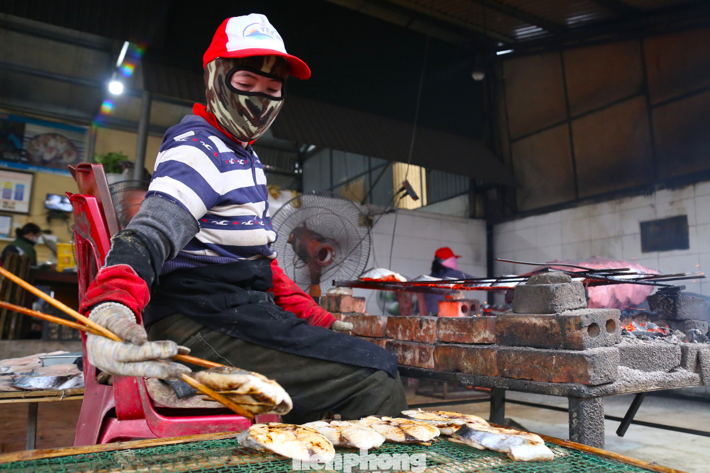 “Cá thu thường được khách đặt mua làm quà biếu Tết nên thường sẽ được nướng kỹ và cẩn thận. Những miếng cá sẽ được nẹp thêm thanh tre mỏng để cá thẳng đẹp, không bị vỡ nát. Vỉ nướng cách than khoảng 10 – 15 cm, không được gần quá vì rất dễ cháy. Thông thường mỗi mẻ cá nướng từ 5 – 10 phút, tùy vào mật độ rải cá dày hay mỏng”, chị Bình cho hay.