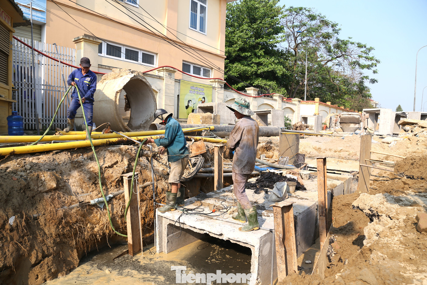 Tại những công trình đang thi công, người thợ căng mình giữa nắng bỏng rát để kịp hoàn thành tiến độ. Tại những công trình đang thi công, người thợ căng mình giữa nắng bỏng rát để kịp hoàn thành tiến độ.