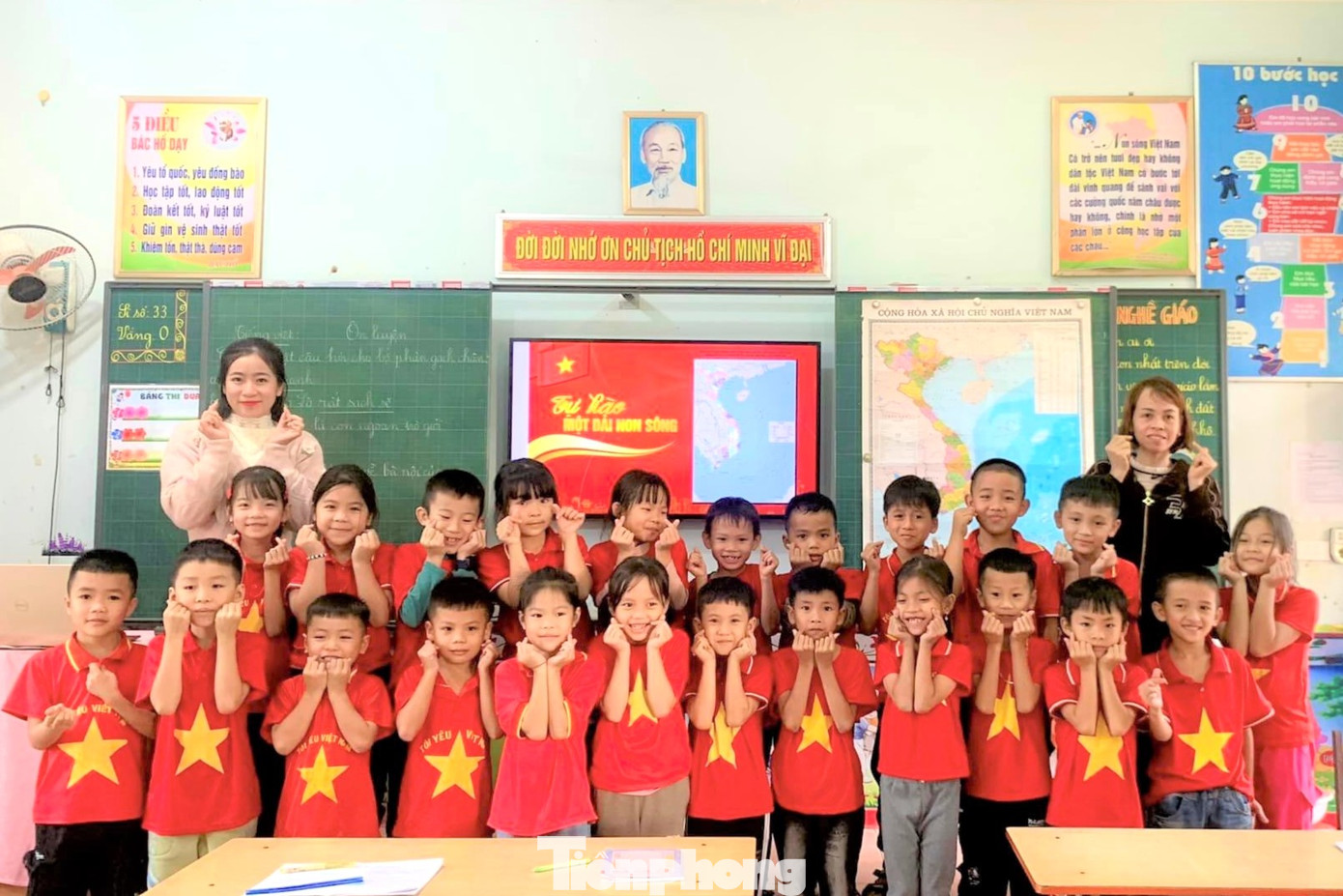 Các trường học đều sử dụng hình nền máy tính bằng hình bản đồ Việt Nam.