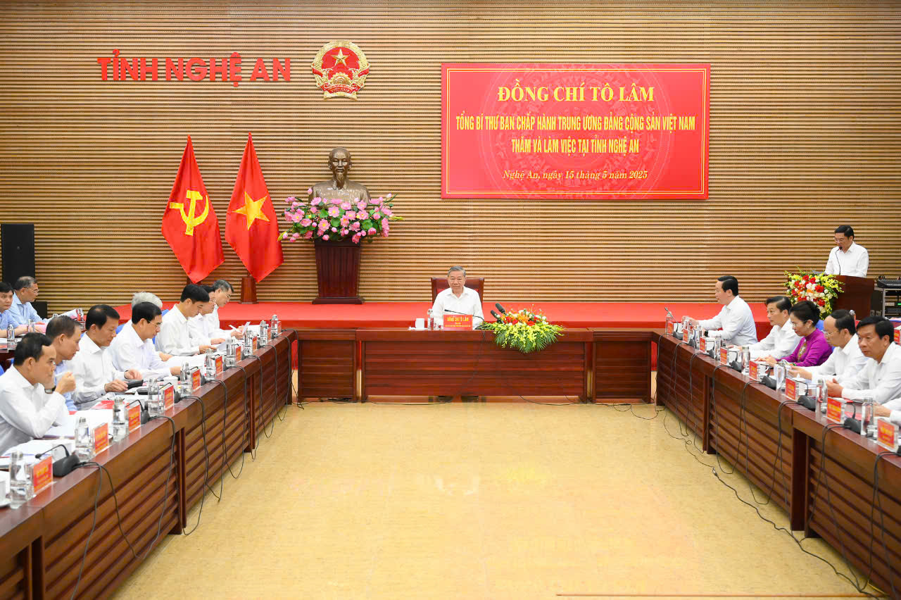 Quang cảnh buổi làm việc. Quang cảnh buổi làm việc.