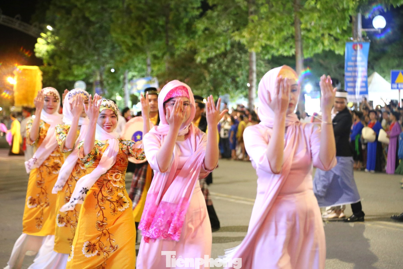 Là một trong những hoạt động chính của Festival Dân ca ví, giặm Nghệ Tĩnh, Lễ hội đường phố với chủ đề “Lung linh miền di sản” có nhiều hoạt động đặc sắc. Các tiết mục biểu diễn tập trung thể hiện những nét đẹp văn hóa, những di sản đặc trưng của các tỉnh, thành, phố trong cả nước, tôn vinh giá trị trường tồn của Dân ca ví, giặm Nghệ Tĩnh.
