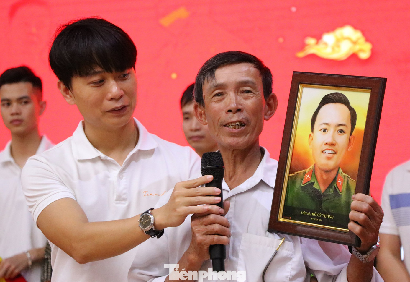 Vượt hàng chục cây số từ huyện Nam Đàn xuống Bảo tàng Quân khu 4, ông Hồ Sỹ Thắng (62 tuổi) xúc động khi nhận bức ảnh của bố - liệt sĩ Hồ Sỹ Tường. “Bố tôi hy sinh năm 1970. Bức ảnh duy nhất của bố là bức ảnh 3x4 chụp từ khi chưa cưới mẹ. Năm 1990, trong lúc chuyển nhà, bức ảnh bị thất lạc. Cảm ơn nhóm Team Lee đã giúp gia đình phục dựng bức ảnh của bố. Nhìn bức ảnh, tôi thấy như bố về với anh em chúng tôi”, ông Tường nghẹn ngào.