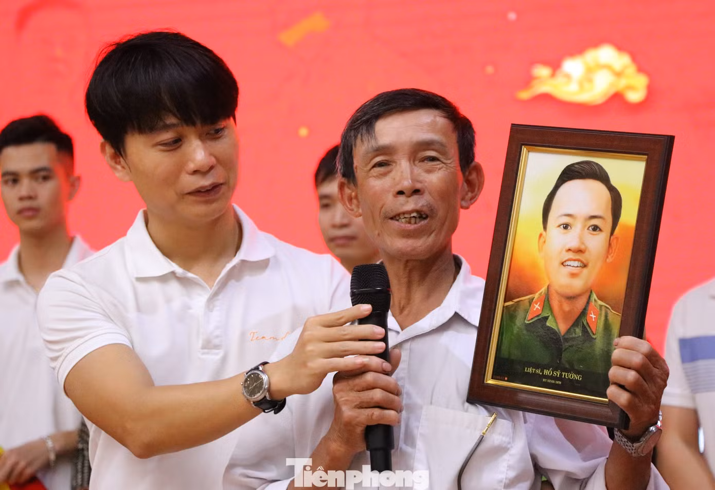 Vượt hàng chục cây số từ huyện Nam Đàn xuống Bảo tàng Quân khu 4, ông Hồ Sỹ Thắng (62 tuổi) xúc động khi nhận bức ảnh của bố - liệt sĩ Hồ Sỹ Tường. “Bố tôi hy sinh năm 1970. Bức ảnh duy nhất của bố là bức ảnh 3x4 chụp từ khi chưa cưới mẹ. Năm 1990, trong lúc chuyển nhà, bức ảnh bị thất lạc. Cảm ơn nhóm Team Lee đã giúp gia đình phục dựng bức ảnh của bố. Nhìn bức ảnh, tôi thấy như bố về với anh em chúng tôi”, ông Tường nghẹn ngào. Vượt hàng chục cây số từ huyện Nam Đàn xuống Bảo tàng Quân khu 4, ông Hồ Sỹ Thắng (62 tuổi) xúc động khi nhận bức ảnh của bố - liệt sĩ Hồ Sỹ Tường. “Bố tôi hy sinh năm 1970. Bức ảnh duy nhất của bố là bức ảnh 3x4 chụp từ khi chưa cưới mẹ. Năm 1990, trong lúc chuyển nhà, bức ảnh bị thất lạc. Cảm ơn nhóm Team Lee đã giúp gia đình phục dựng bức ảnh của bố. Nhìn bức ảnh, tôi thấy như bố về với anh em chúng tôi”, ông Tường nghẹn ngào.