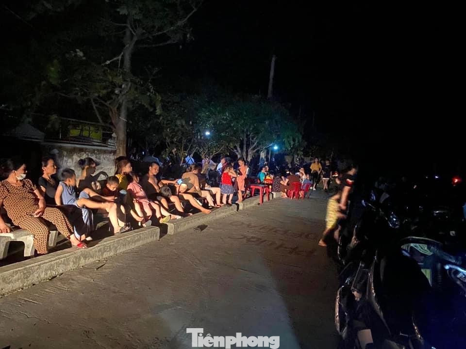 Ghi nhận đêm 3/6, nhiều khu vực tại Nghệ An như Diễn Châu, Yên Thành,… tiếp tục xảy ra tình trạng mất điện. Theo người dân, tình trạng mất điện diễn ra 4 ngày nay khiến người dân khổ sở vì nắng nóng.