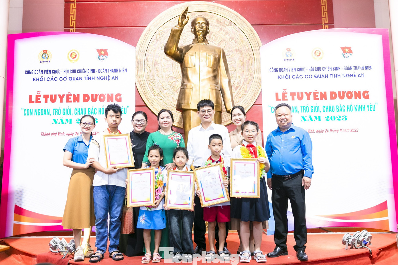 Nguyễn Phương Uyên (thứ 2 từ phải qua) được tuyên dương là “Con ngoan, trò giỏi, cháu Bác Hồ kính yêu” năm 2023.