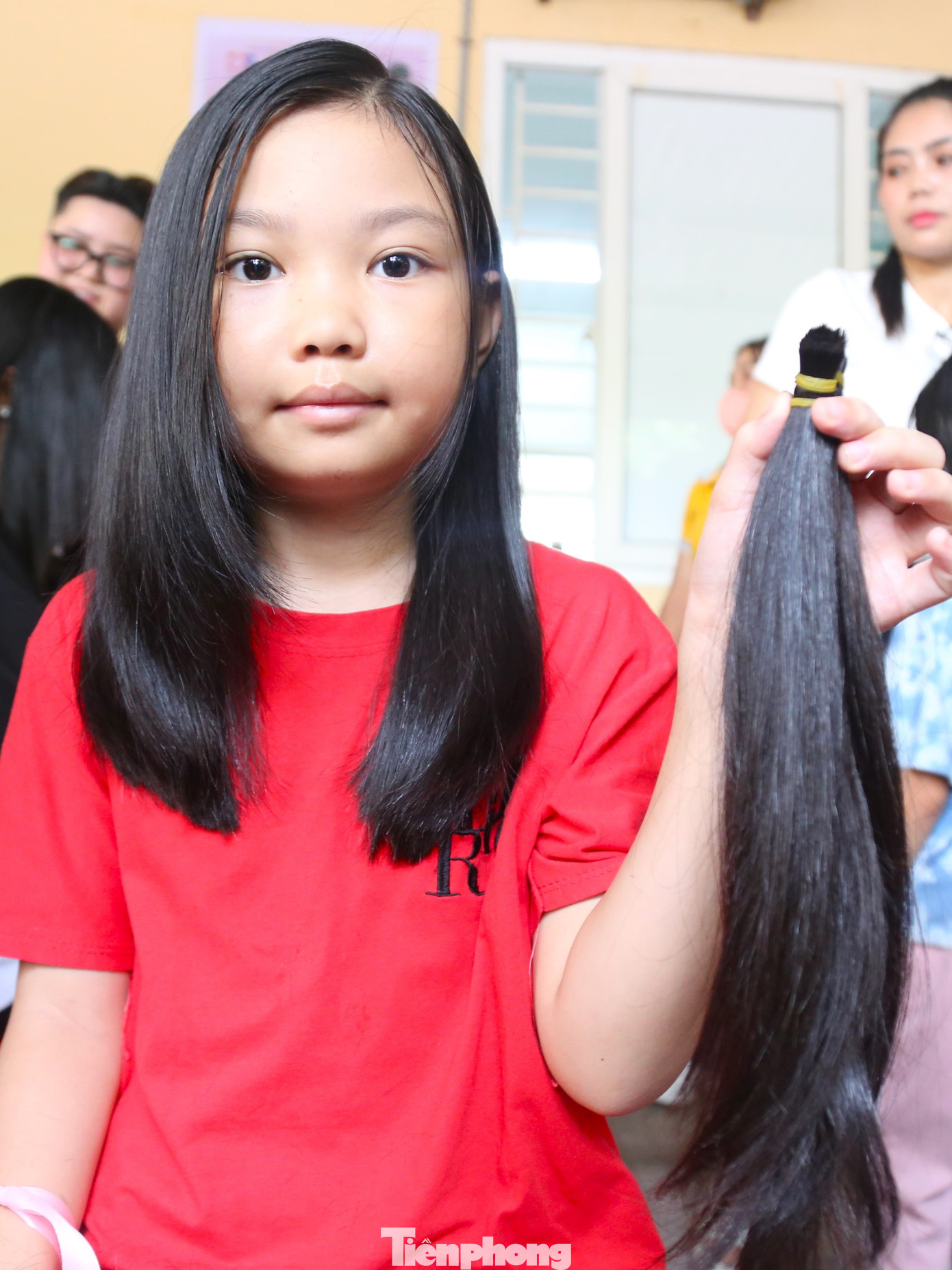 Mái tóc dài sau nhiều năm nuôi dưỡng, chăm sóc được em Hồ Hà Phương (9 tuổi, trú phường Lê Lợi, TP Vinh) hiến để kết mái tóc mới tặng các bệnh nhân ung thư.