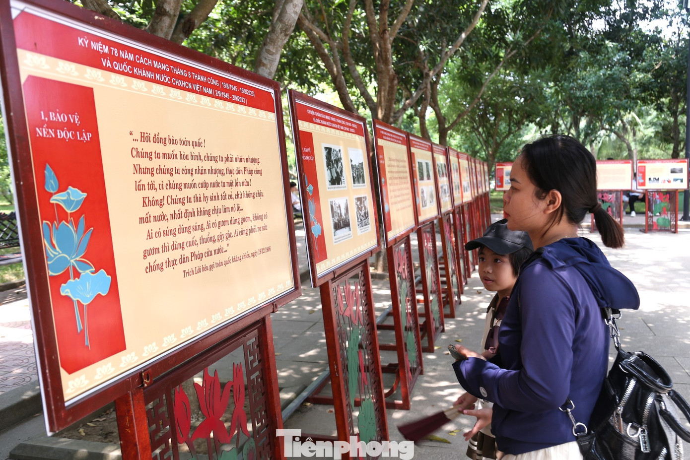 Dịp này, du khách còn được tham quan, tìm hiểu nhiều hình ảnh tư liệu về Bác Hồ được trưng bày tại khuôn viên khu di tích.
