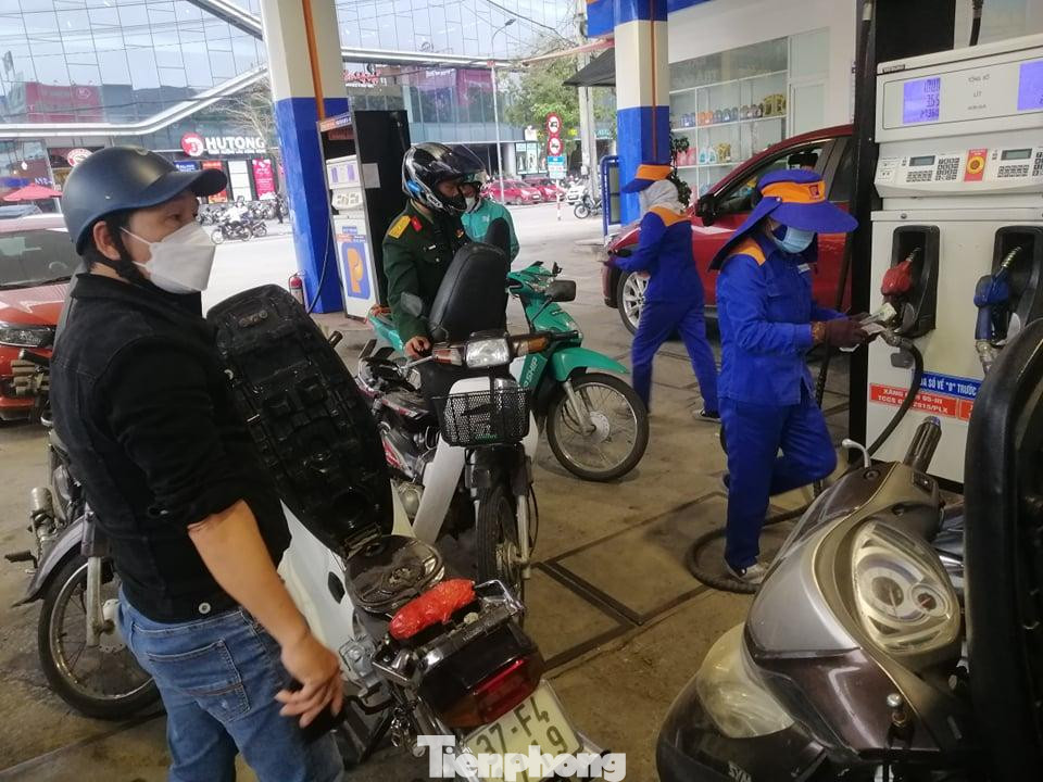 Đại diện một cây xăng ở TP Vinh cho biết: “Lượng người đến đổ xăng tăng gấp 2, gấp 3 lần ngày thường, gây nên tình trạng ùn ứ cục bộ. Khách hàng chủ yếu đổ đầy phương tiện cá nhân. Có nhiều trường hợp mang can đến mua tích trữ. Tuy nhiên, chủ trương của công ty cũng không bán xăng cho các trường hợp mua xăng, dầu tích trữ để ngăn đầu cơ cũng như an toàn cháy nổ”. Đại diện một cây xăng ở TP Vinh cho biết: “Lượng người đến đổ xăng tăng gấp 2, gấp 3 lần ngày thường, gây nên tình trạng ùn ứ cục bộ. Khách hàng chủ yếu đổ đầy phương tiện cá nhân. Có nhiều trường hợp mang can đến mua tích trữ. Tuy nhiên, chủ trương của công ty cũng không bán xăng cho các trường hợp mua xăng, dầu tích trữ để ngăn đầu cơ cũng như an toàn cháy nổ”.