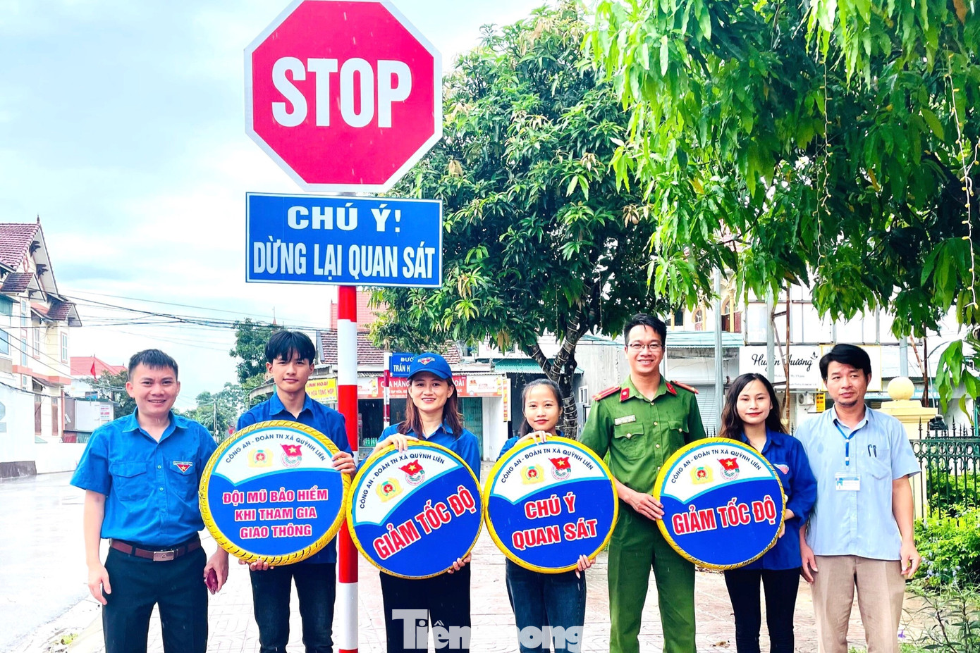 Công trình biển cảnh báo an toàn giao thông từ lốp xe