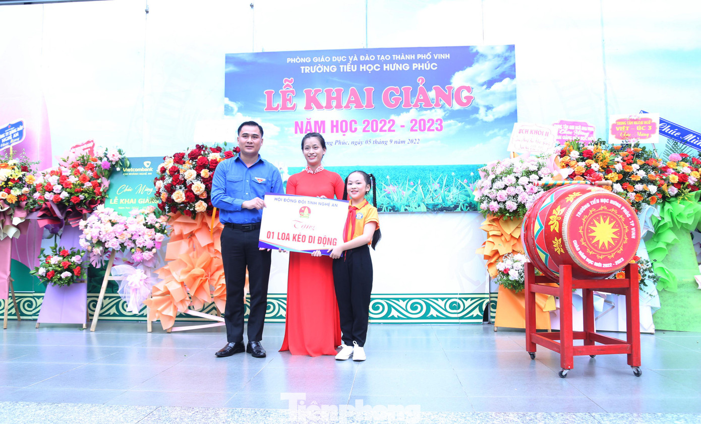 Trao tặng 1 loa kéo di động cho Liên Đội trường Tiểu học Hưng Phúc Trao tặng 1 loa kéo di động cho Liên Đội trường Tiểu học Hưng Phúc