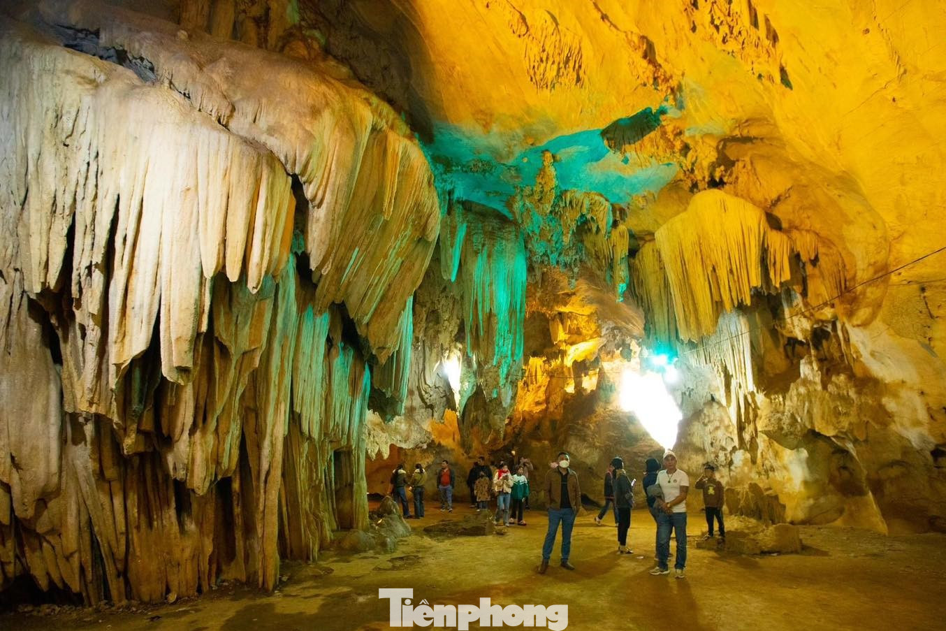 Trải qua hàng triệu năm kiến tạo của địa tầng tự nhiên đã tạo cho hang Bua một vẻ đẹp vô cùng kỳ vĩ và huyền bí. Hang Bua gắn với huyền sử dân gian của đồng bào Thái, trong đó có chuyện về những mối tình của chàng Khủn Tinh, một nhân vật anh hùng trong sử thi của người Thái bản địa.