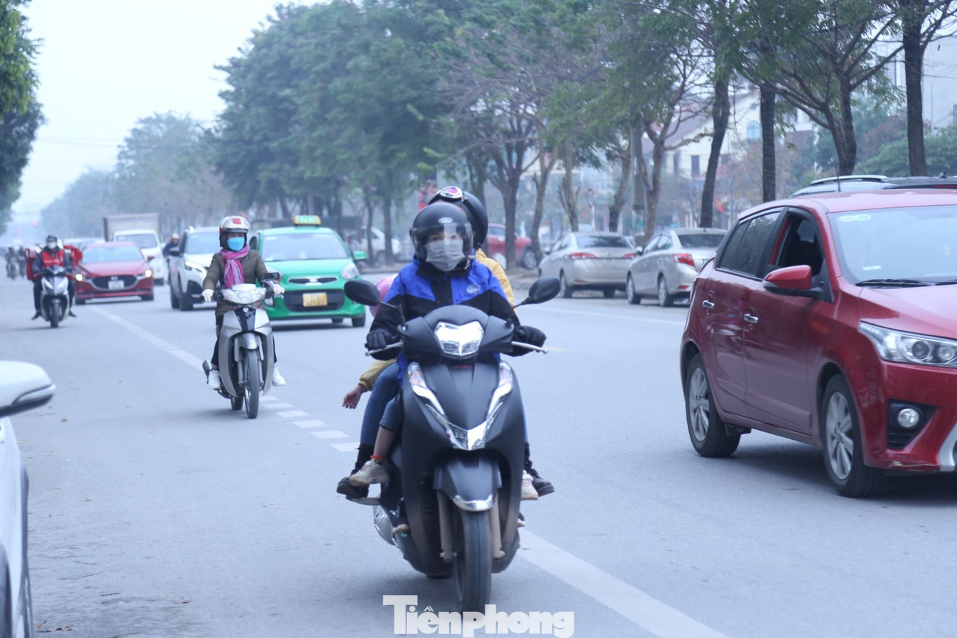 Đợt không khí lạnh mạnh, liên tục tăng cường khiến nhiệt độ ở thành phố Vinh, Nghệ An những ngày qua giảm sâu. Gió lạnh kèm giá buốt khiến người dân ở thành phố Vinh mỗi khi ra đường đều trùm kín mít. Đợt không khí lạnh mạnh, liên tục tăng cường khiến nhiệt độ ở thành phố Vinh, Nghệ An những ngày qua giảm sâu. Gió lạnh kèm giá buốt khiến người dân ở thành phố Vinh mỗi khi ra đường đều trùm kín mít.