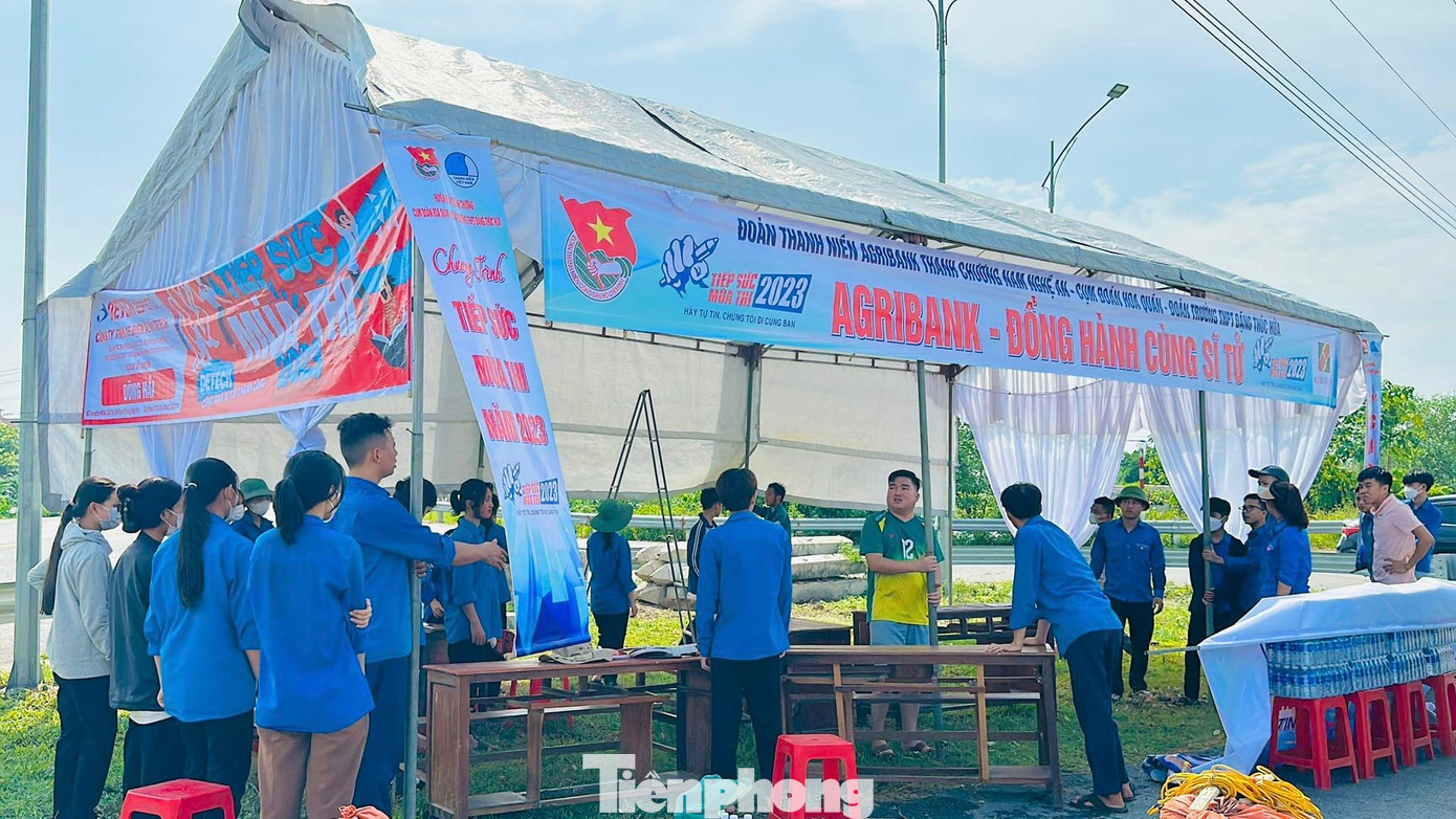 Chương trình “Tiếp sức mùa thi” năm 2023 tại Nghệ An sẽ chia làm hai giai đoạn chính gồm: Trước khi kỳ thi diễn ra và trong thời gian diễn ra kỳ thi. Trước khi kỳ thi diễn ra, các cơ sở đoàn đã chủ động rà soát, xây dựng phương án hỗ trợ đối với các học sinh có hoàn cảnh khó khăn. Triển khai các hoạt động “Bí kíp ôn thi đạt điểm cao”. Cung cấp 1.000 tài khoản học tập trực tuyến cho học sinh trên địa bàn toàn tỉnh; tổ chức các mô hình “Gia sư áo xanh”, “01 giáo viên trẻ, giảng viên trẻ, sinh viên hỗ trợ 01 thí sinh”… Chương trình “Tiếp sức mùa thi” năm 2023 tại Nghệ An sẽ chia làm hai giai đoạn chính gồm: Trước khi kỳ thi diễn ra và trong thời gian diễn ra kỳ thi. Trước khi kỳ thi diễn ra, các cơ sở đoàn đã chủ động rà soát, xây dựng phương án hỗ trợ đối với các học sinh có hoàn cảnh khó khăn. Triển khai các hoạt động “Bí kíp ôn thi đạt điểm cao”. Cung cấp 1.000 tài khoản học tập trực tuyến cho học sinh trên địa bàn toàn tỉnh; tổ chức các mô hình “Gia sư áo xanh”, “01 giáo viên trẻ, giảng viên trẻ, sinh viên hỗ trợ 01 thí sinh”…