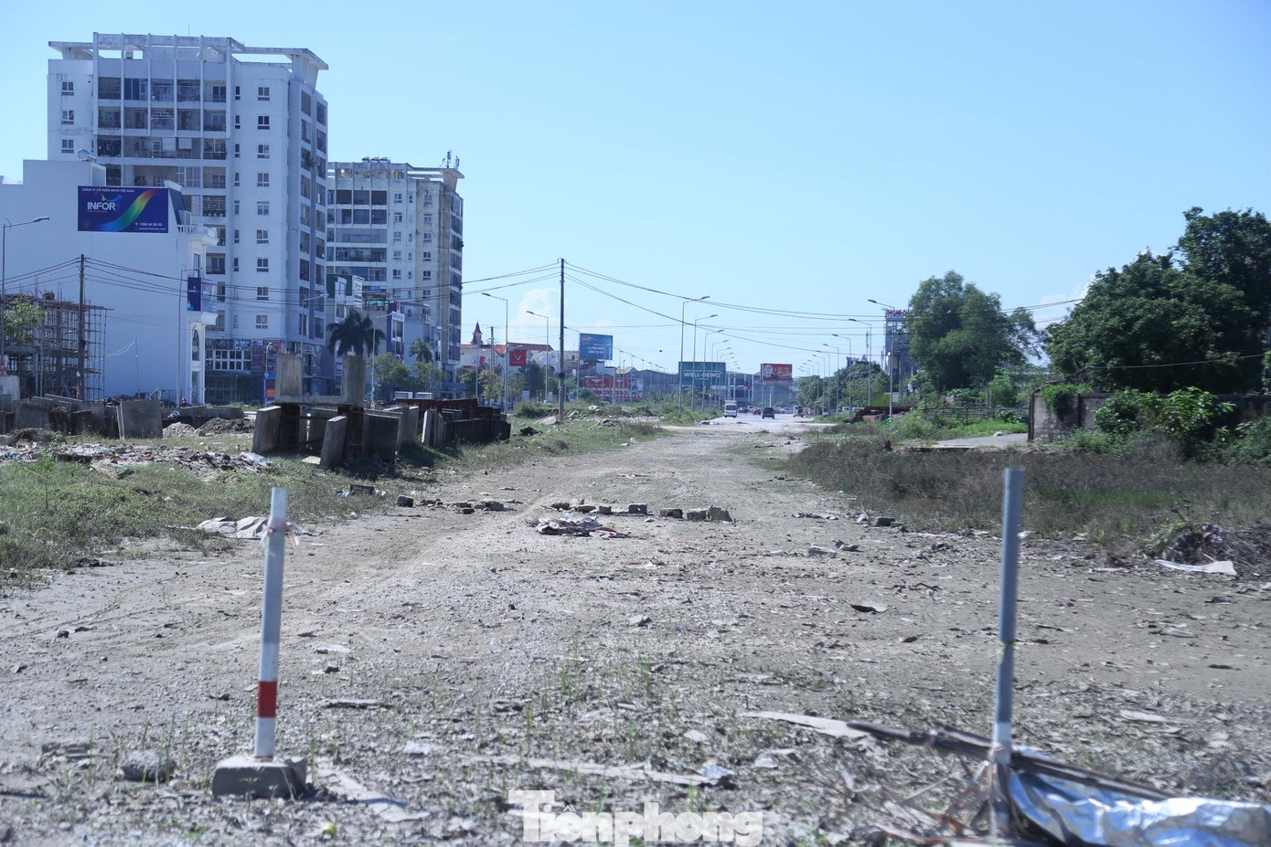 Một số đoạn vẫn chưa được rải nhựa, buộc các phương tiện phải đi ngược chiều khi lưu thông qua đoạn đường này.