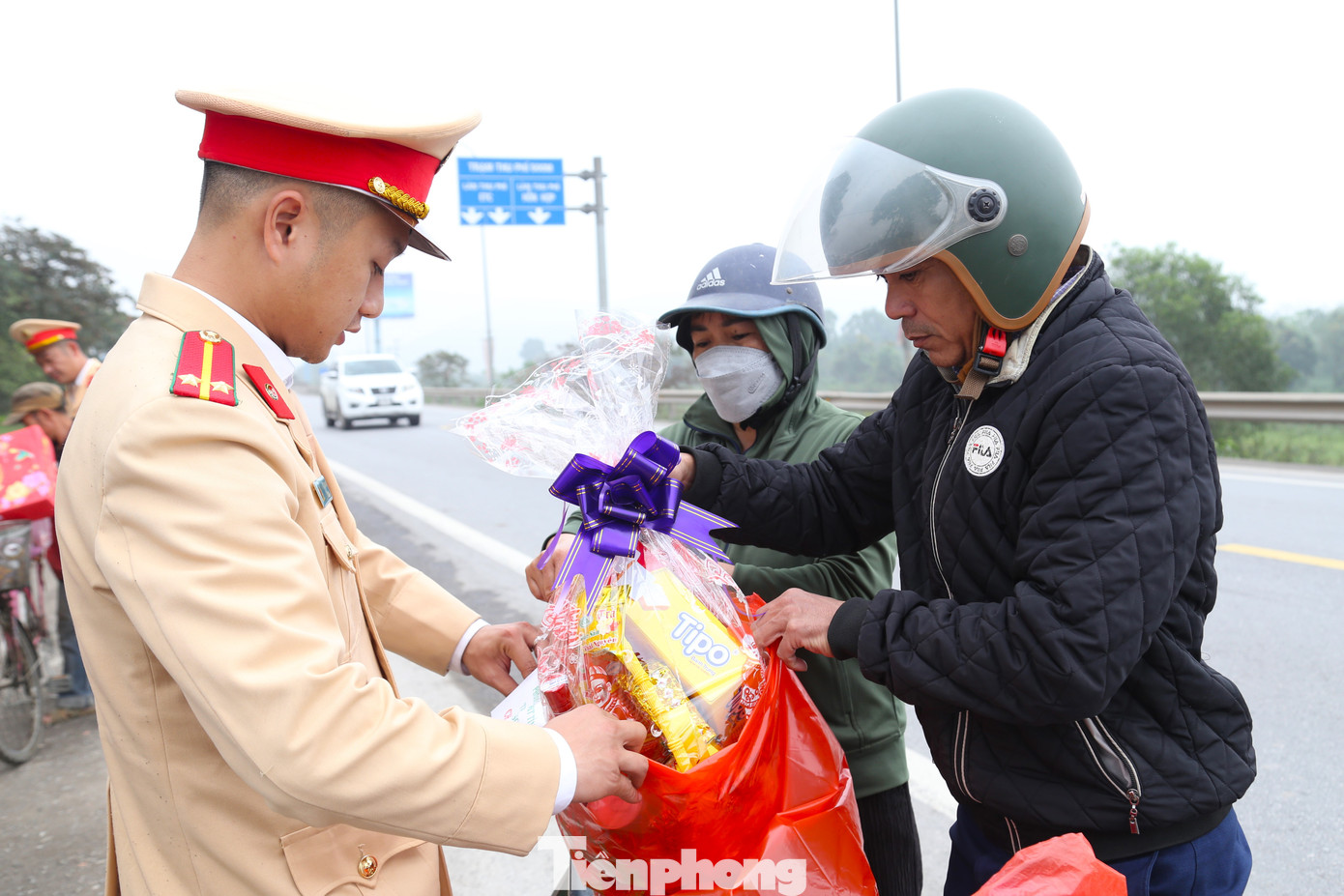 Đại úy Trần Anh Tuấn, Bí thư Đoàn Phòng CSGT Công an tỉnh Nghệ An cho biết, đây là năm thứ 3 liên tiếp, cán bộ, chiến sĩ CSGT thực hiện việc tiếp sức, hỗ trợ người dân đi xe máy về quê. “Với tinh thần nỗ lực “xuyên đêm, xuyên Tết” bảo đảm trật tự an toàn giao thông, lực lượng CSGT đã lập điểm hỗ trợ, tặng quà để tiếp sức cho người dân về quê ăn Tết. Hoạt động nhằm động viên, tiếp thêm tinh thần giúp người dân tham gia giao thông lái xe an toàn trên đường về quê đón Tết”, Đại úy Tuấn chia sẻ.
