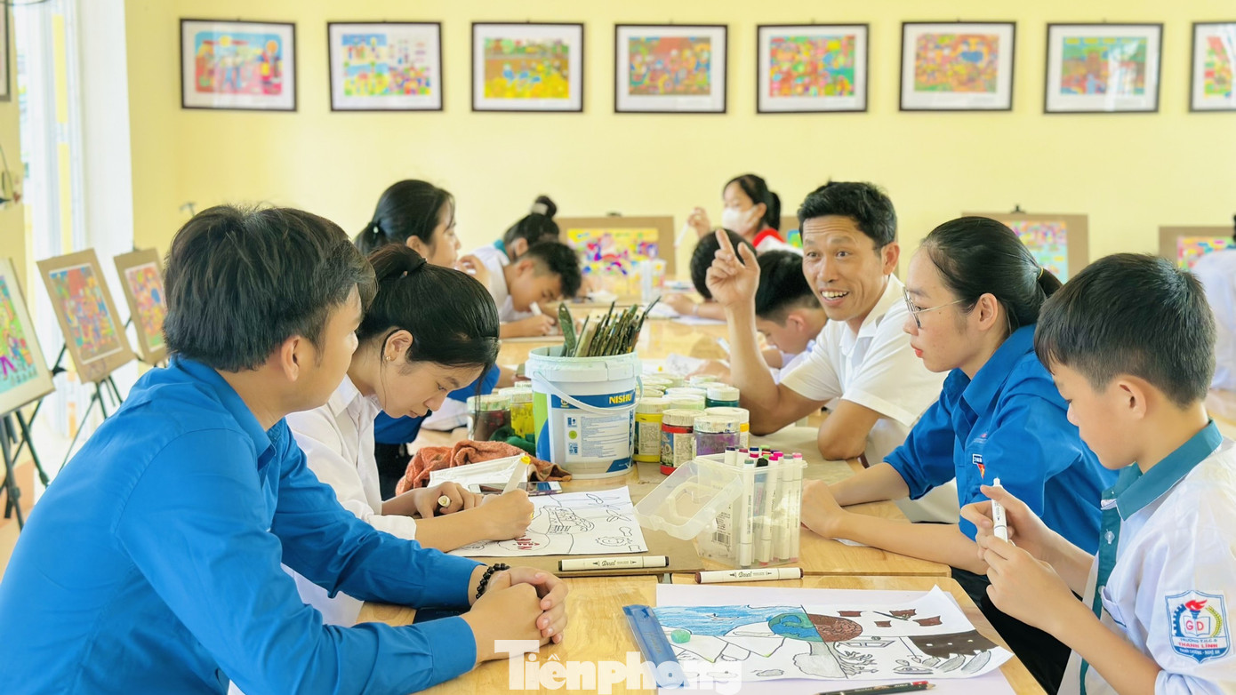 Các em thiếu niên, nhi đồng hào hứng tham gia lớp học vẽ. Các em thiếu niên, nhi đồng hào hứng tham gia lớp học vẽ.