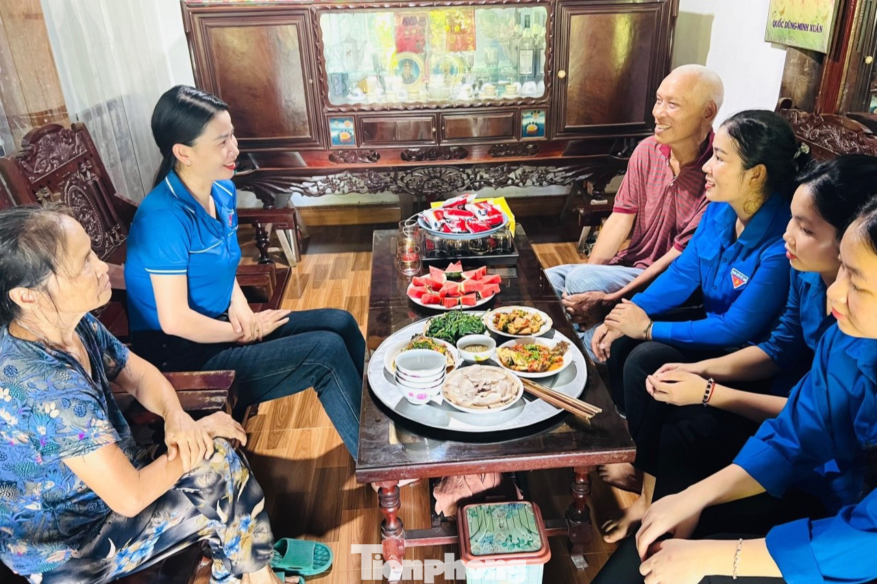 Hướng tới kỷ niệm 76 năm ngày thương binh liệt sĩ (27/7/1947-27/7/2023), Ban Thường vụ Tỉnh Đoàn và các cấp bộ Đoàn trên toàn tỉnh Nghệ An đã đến thăm, động viên, tặng quà, nấu “Bữa cơm tri ân” dành cho các thương binh, bệnh binh, gia đình chính sách, thể hiện sự tri ân, biết ơn sâu sắc của thế hệ trẻ đối với sự nghiệp cách mạng của thế hệ cha anh.