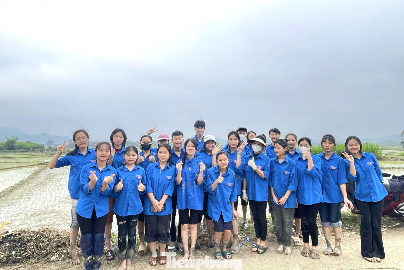 Dù mệt nhọc, chân lấm tay bùn nhưng các bạn trẻ vẫn luôn rạng rỡ vì làm được việc ý nghĩa.