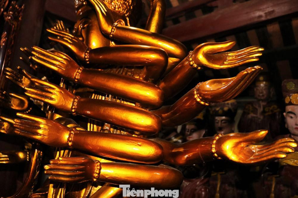 Hai bên thân tượng có 18 cánh tay, mỗi bên có 9 tay, gồm 6 tay trước, 3 tay sau, ngoài ra còn có 2 tay đặt trên đầu; 2 tay chắp trước ngực và 2 tay đặt lên đùi.