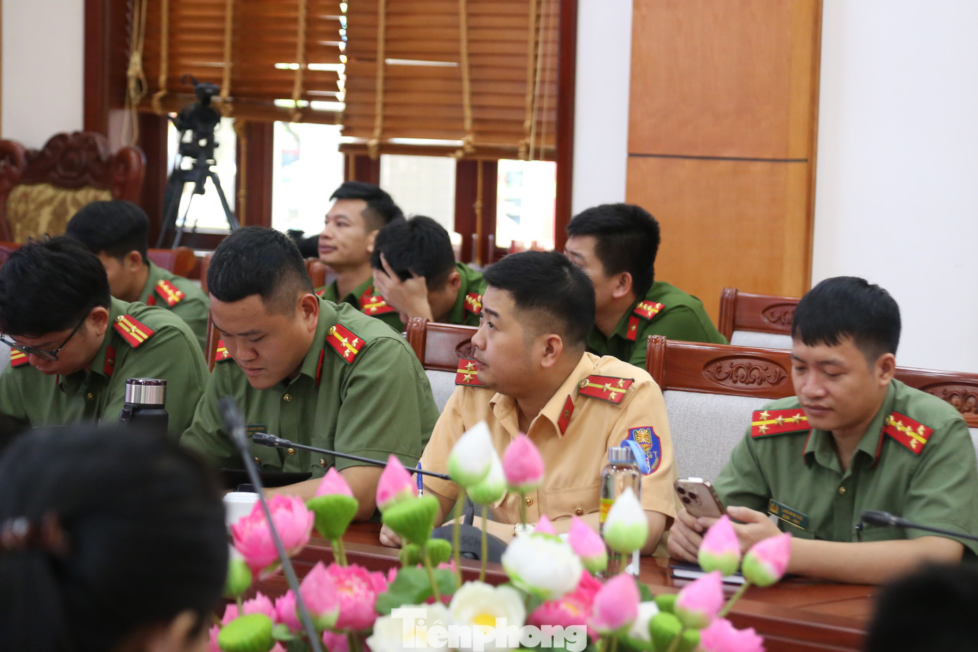 Lãnh đạo, cán bộ, chiến sĩ tham gia Hội nghị tập huấn tại điểm cầu Công an tỉnh Nghệ An. Lãnh đạo, cán bộ, chiến sĩ tham gia Hội nghị tập huấn tại điểm cầu Công an tỉnh Nghệ An.