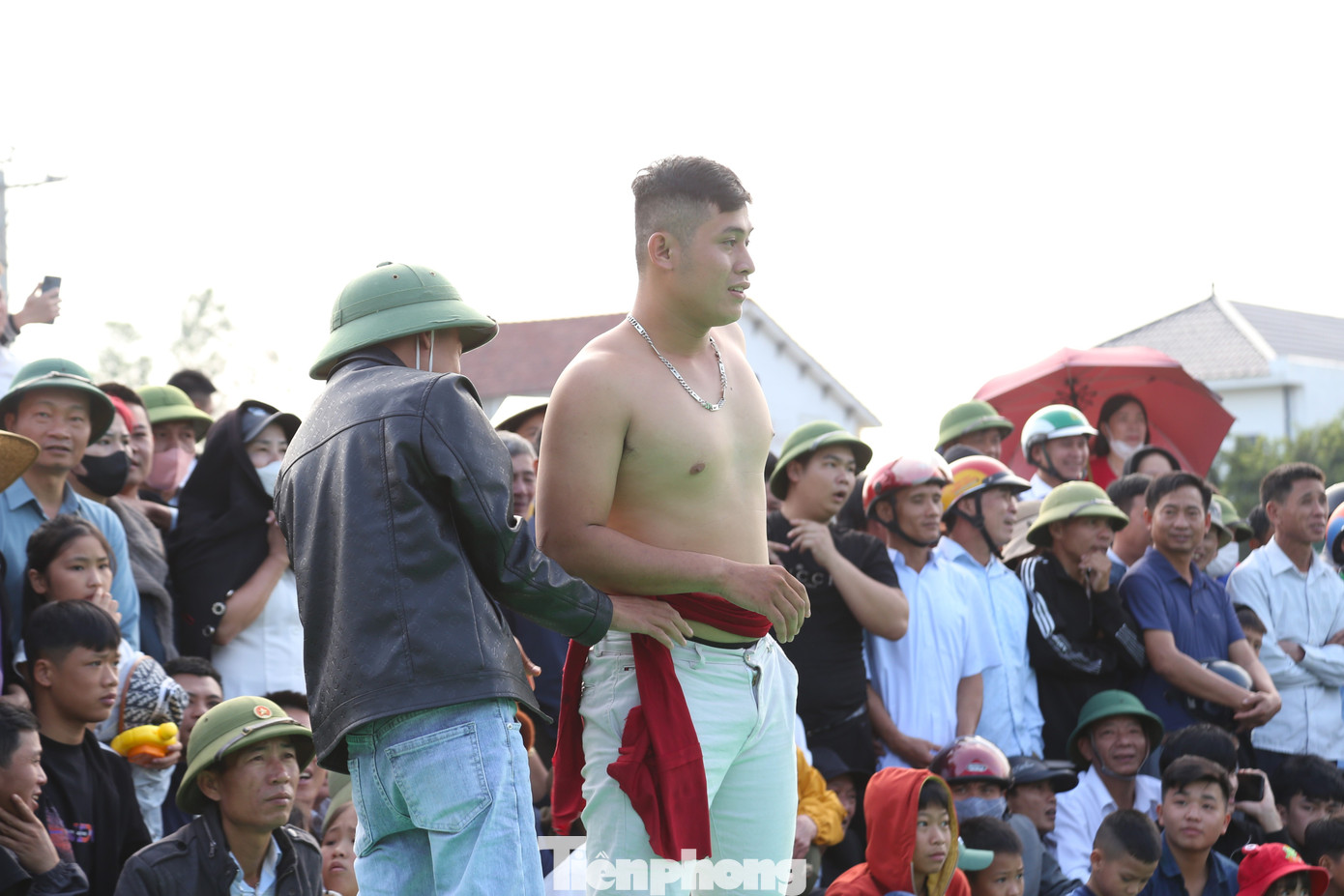 Người chơi với tinh thần thượng võ, không quy định về trang phục, các đối thủ trong một cặp đấu được phân biệt bằng dải vải màu đỏ và màu xanh. Các cặp đấu thường có cân nặng, vóc dáng tương đương nhau.