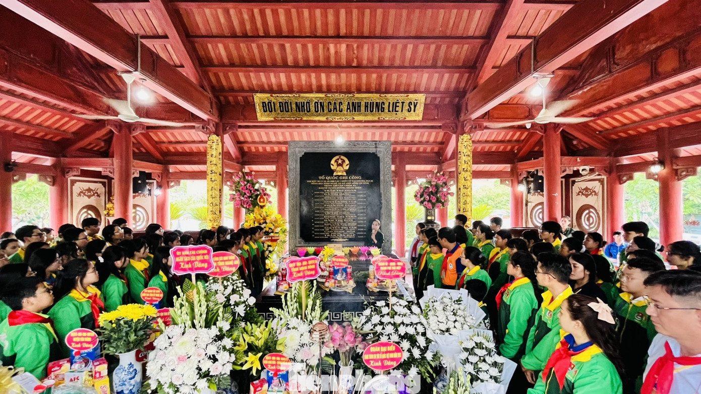 Với tấm lòng thành kính, cảm phục và tri ân sâu sắc, đoàn đã đến dâng hoa, dâng hương các anh hùng liệt sĩ tại Khu di tích lịch sử quốc gia Truông Bồn.