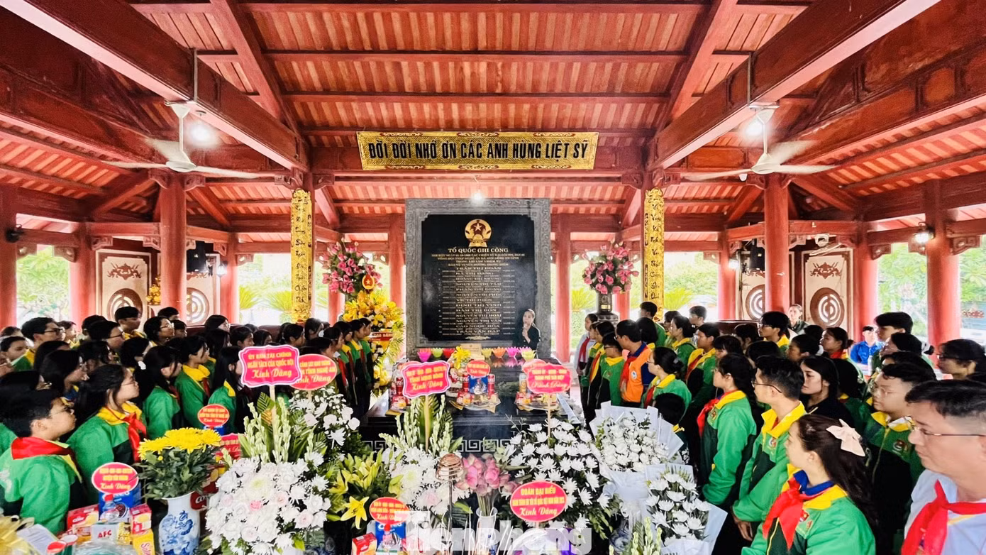Với tấm lòng thành kính, cảm phục và tri ân sâu sắc, đoàn đã đến dâng hoa, dâng hương các anh hùng liệt sĩ tại Khu di tích lịch sử quốc gia Truông Bồn.