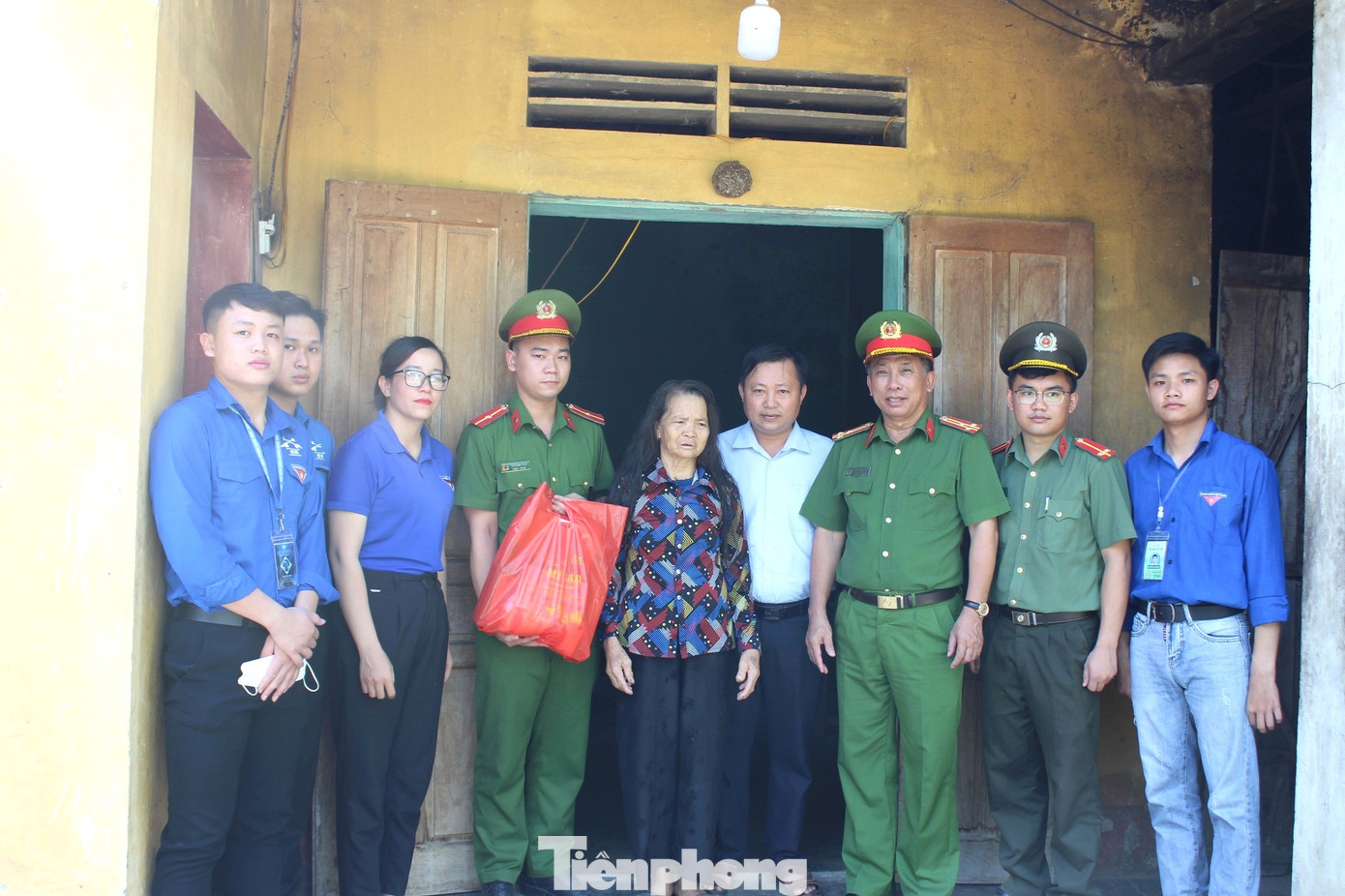 Thăm, tặng quà 50 gia đình có công với cách mạng, thanh niên xung phong, gia đình chính sách có hoàn cảnh khó khăn trên địa bàn toàn huyện.
