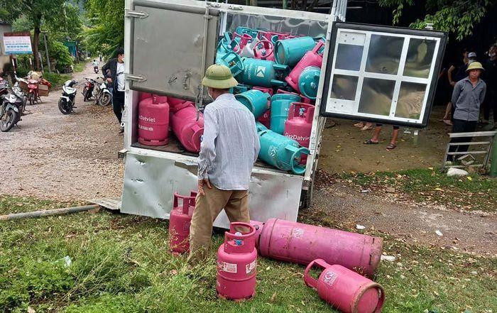 Nhiều bình gas rơi ra ngoài