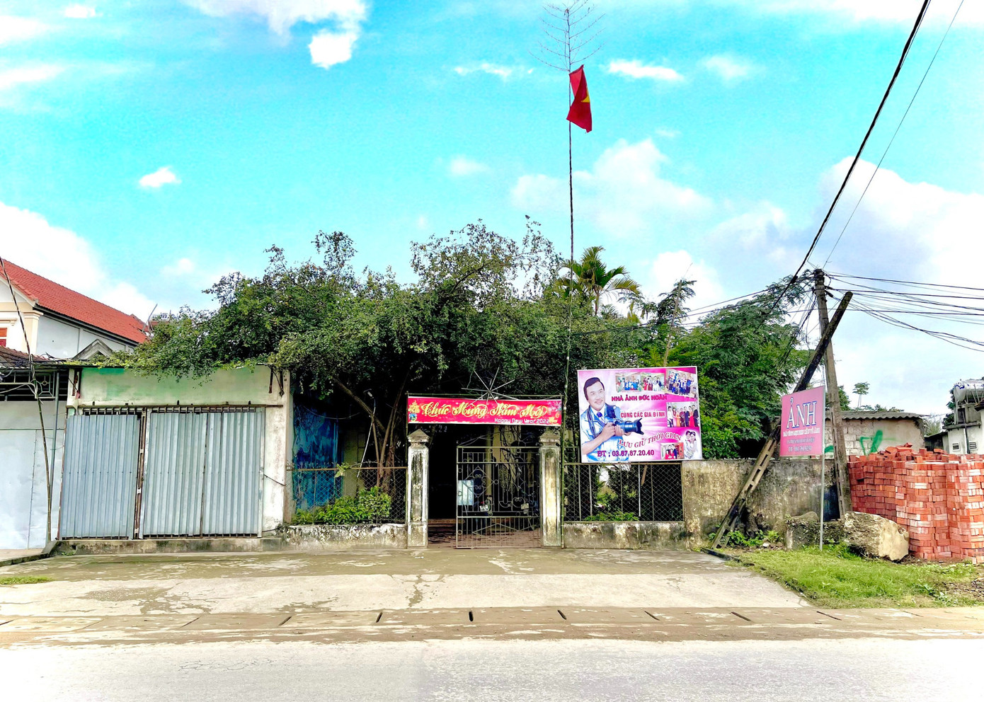 Ngôi nhà nhỏ trước đây khuất sau rặng cây,... Ngôi nhà nhỏ trước đây khuất sau rặng cây,...