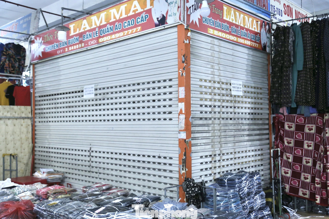 “Lượng khách chỉ bằng 1/10 so với trước đây. Không mở quầy thì lo hàng tồn đọng, ẩm mốc. Mở thì không bán được, tốn thêm tiền điện, tiền thuế. Chúng tôi cũng chưa dám lấy hàng mới về nhiều, vì cả ngày có khi không có khách vào hỏi mua”, chị Hoa than thở.