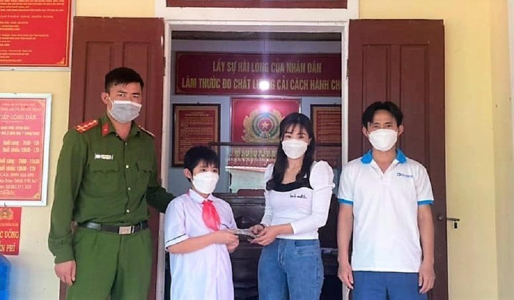 Chị Dung nhận lại số tiền đã đánh rơi Chị Dung nhận lại số tiền đã đánh rơi