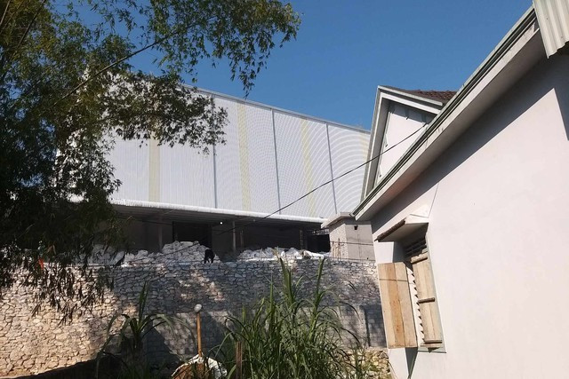 Nhà máy chế biến bột đá ở sát vách nhà dân Nhà máy chế biến bột đá ở sát vách nhà dân