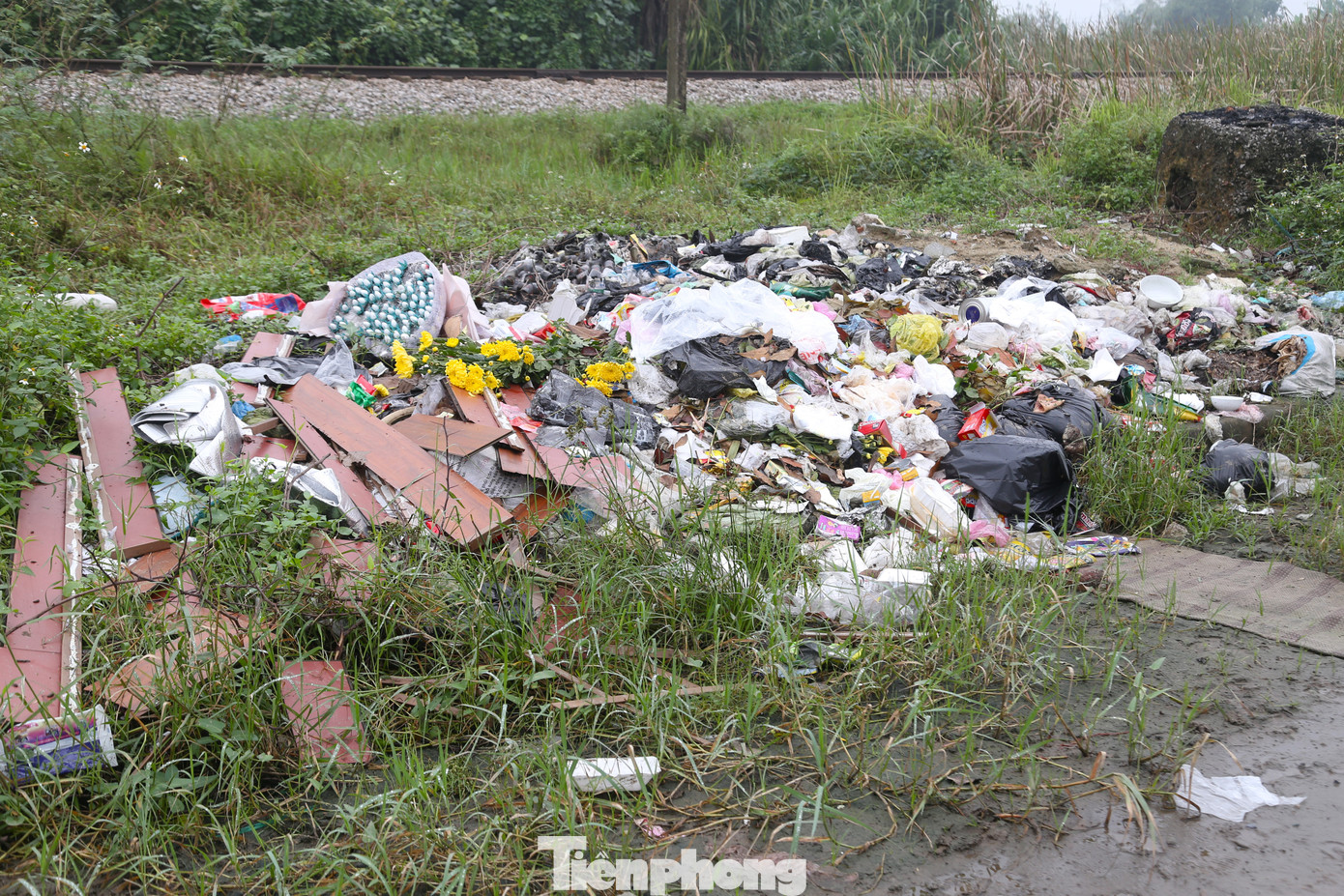 Nhiều đoạn trên tuyến đường trở thành nơi tập kết rác thải, dẫn đến tình trạng ô nhiễm môi trường, mất mỹ quan đô thị.