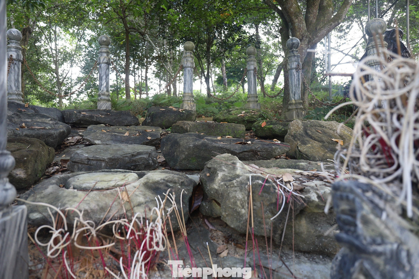 Gần 600 năm tồn tại, đền Choọng bị tàn phá, chỉ còn sót lại những tảng đá kê chân cột. Dấu tích đền xưa nay chỉ còn 16 viên đá, được khoanh vùng, đặt một góc trong khuôn viên di tích để thờ cúng song dấu ấn văn hóa tâm linh, dấu ấn một thời kỳ lịch sử gắn với ngôi đền thì vẫn trường tồn.