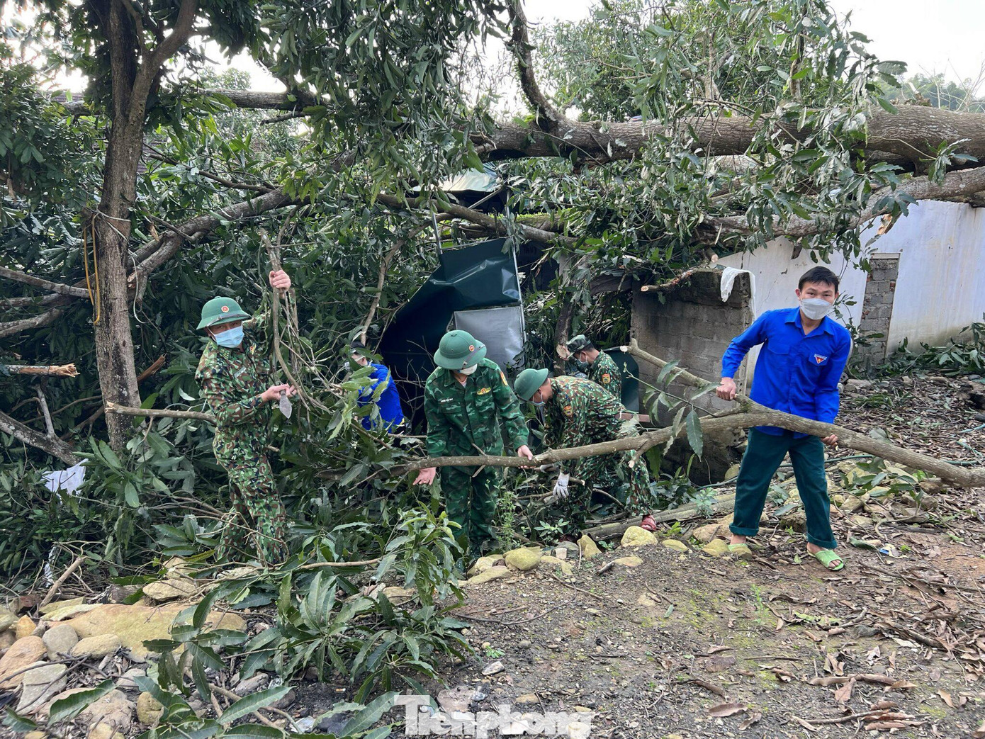 Liên tục trong 2 ngày 18 và 19/3, hàng chục thanh niên, dân quân địa phương và chiến sĩ biên phòng cùng nhau dựng lại nhà dân bị xiêu vẹo; vận chuyển tôn bị gió tốc mái và cây cối bị đổ.
