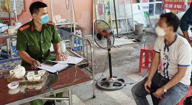 Công an làm việc với lái xe L.Đ.T Công an làm việc với lái xe L.Đ.T