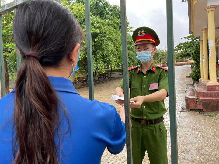 Đội tình nguyện đưa giấy tờ kịp thời cho thí sinh.