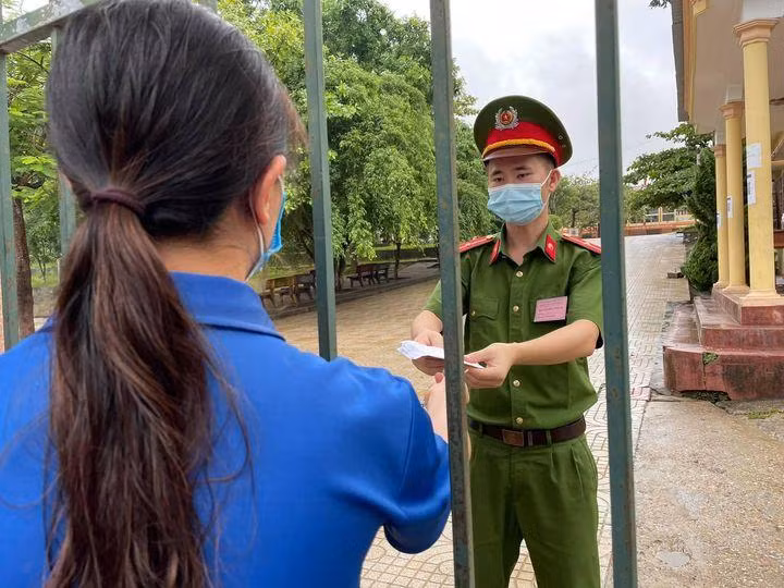 Đội tình nguyện đưa giấy tờ kịp thời cho thí sinh. Đội tình nguyện đưa giấy tờ kịp thời cho thí sinh.