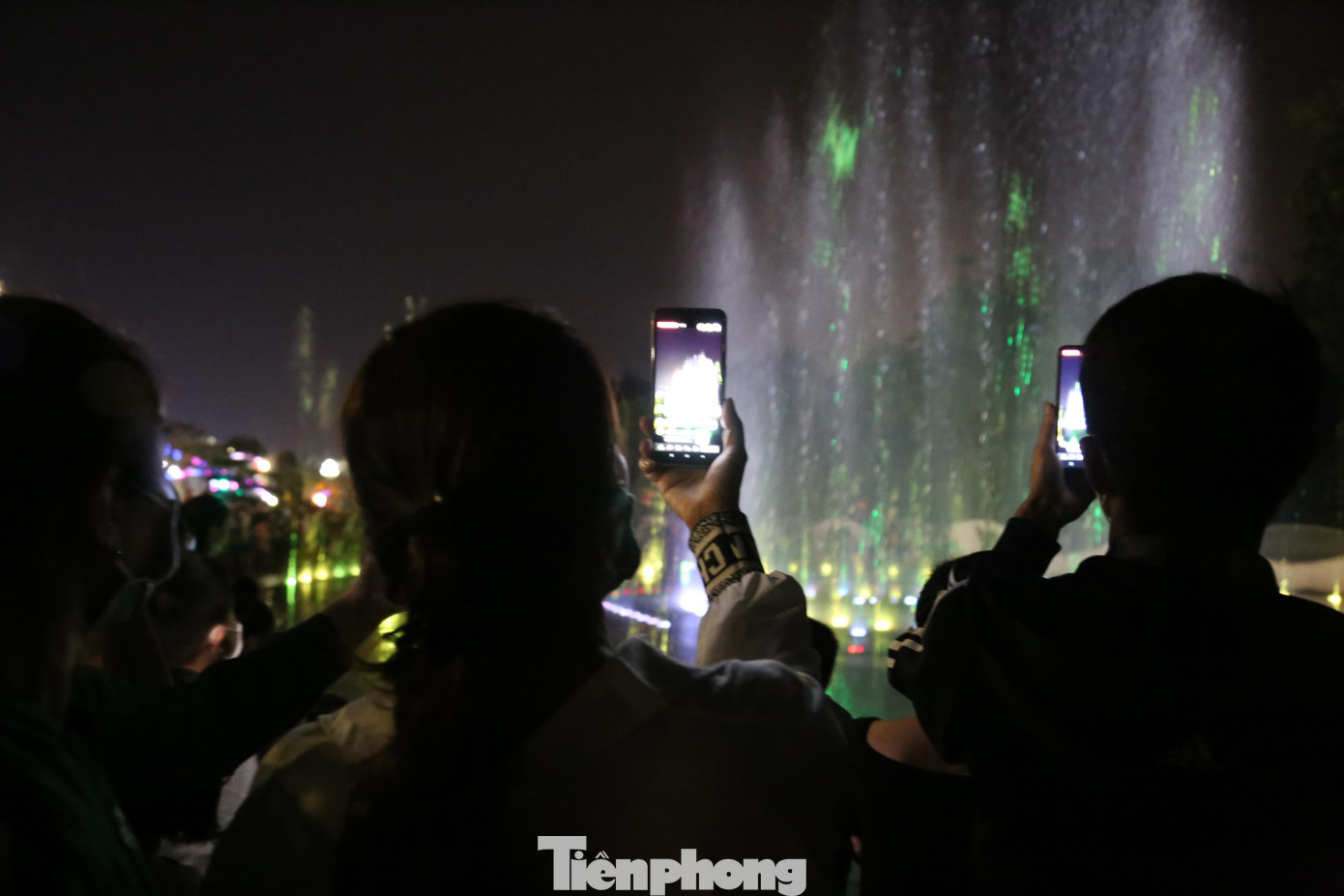 Nhiều người tranh thủ quay phim, chụp ảnh, livestream tại điểm vui chơi mới trên địa bàn TP Vinh