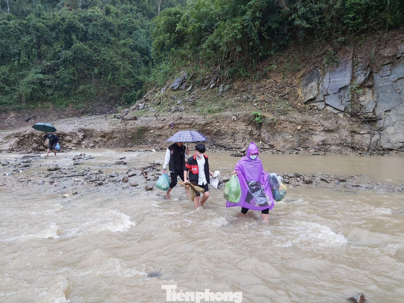 Giáo viên lội suối mang gạo, nhu yếu phẩm cho một tuần sinh hoạt tại trường