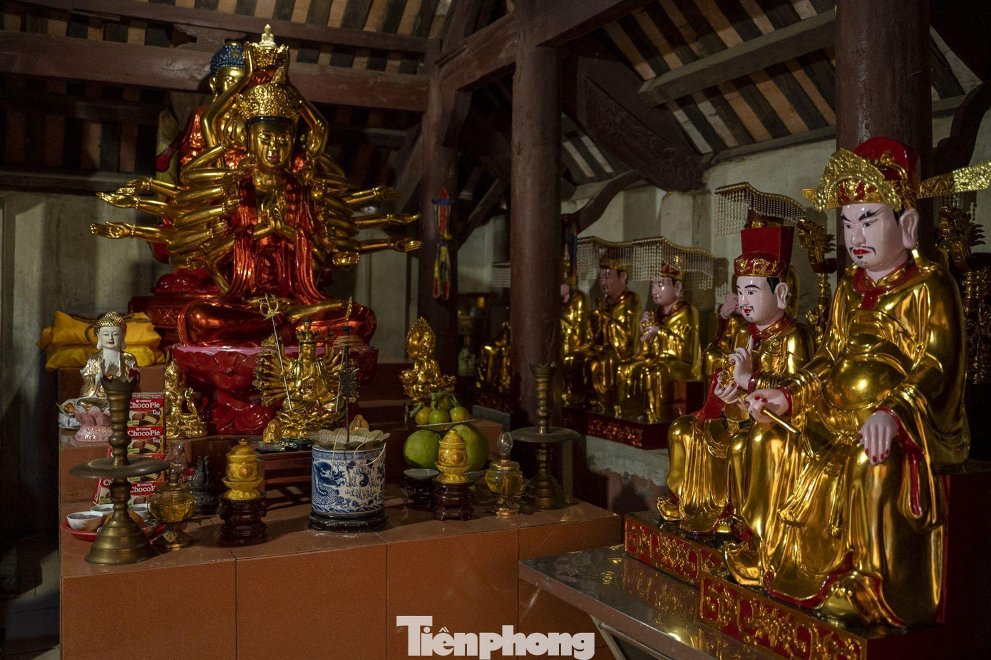 Gian bên trái của chùa thờ tượng Phật Mẫu Chuẩn Đề 24 cánh tay. Đây là một trong những pho tượng Phật cổ độc đáo, quý hiếm có cấu trúc lạ đẹp, nghệ thuật tạc tượng điêu luyện. Tượng cao 2,28m, chiều rộng của sải tay dài nhất là 2,28m.