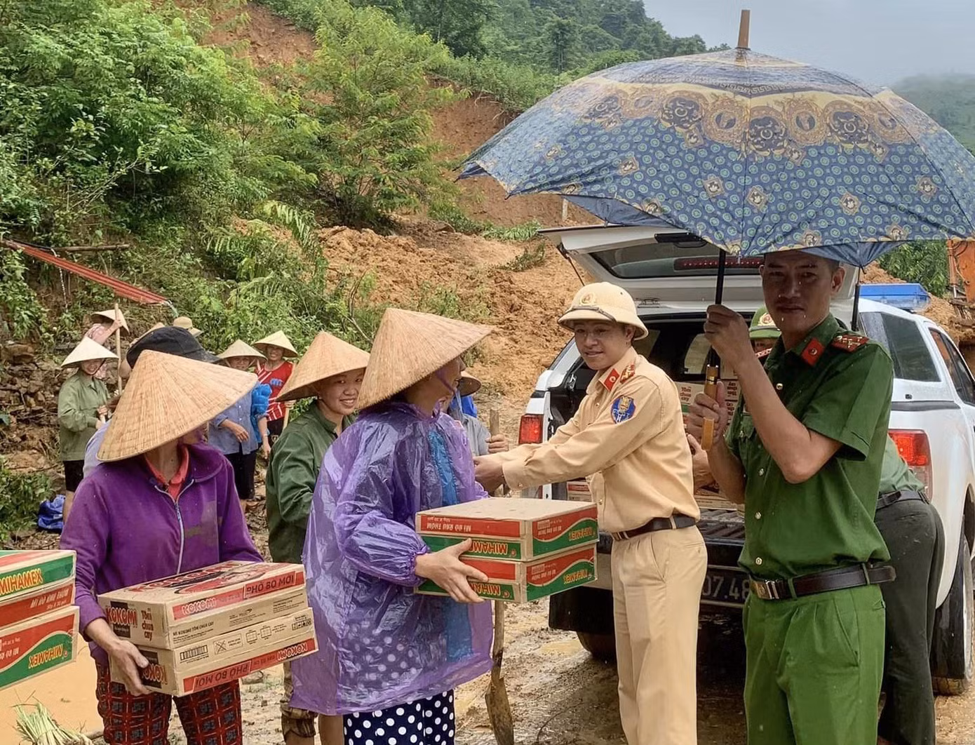 Hỗ trợ nhu yếu phẩm cho người dân