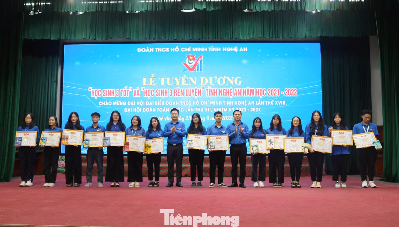 Từ 247 hồ sơ đến từ các đơn vị trên địa bàn toàn tỉnh, Hội đồng thi đua khen thưởng đã chọn ra 186 hồ sơ đủ điều kiện tuyên dương.