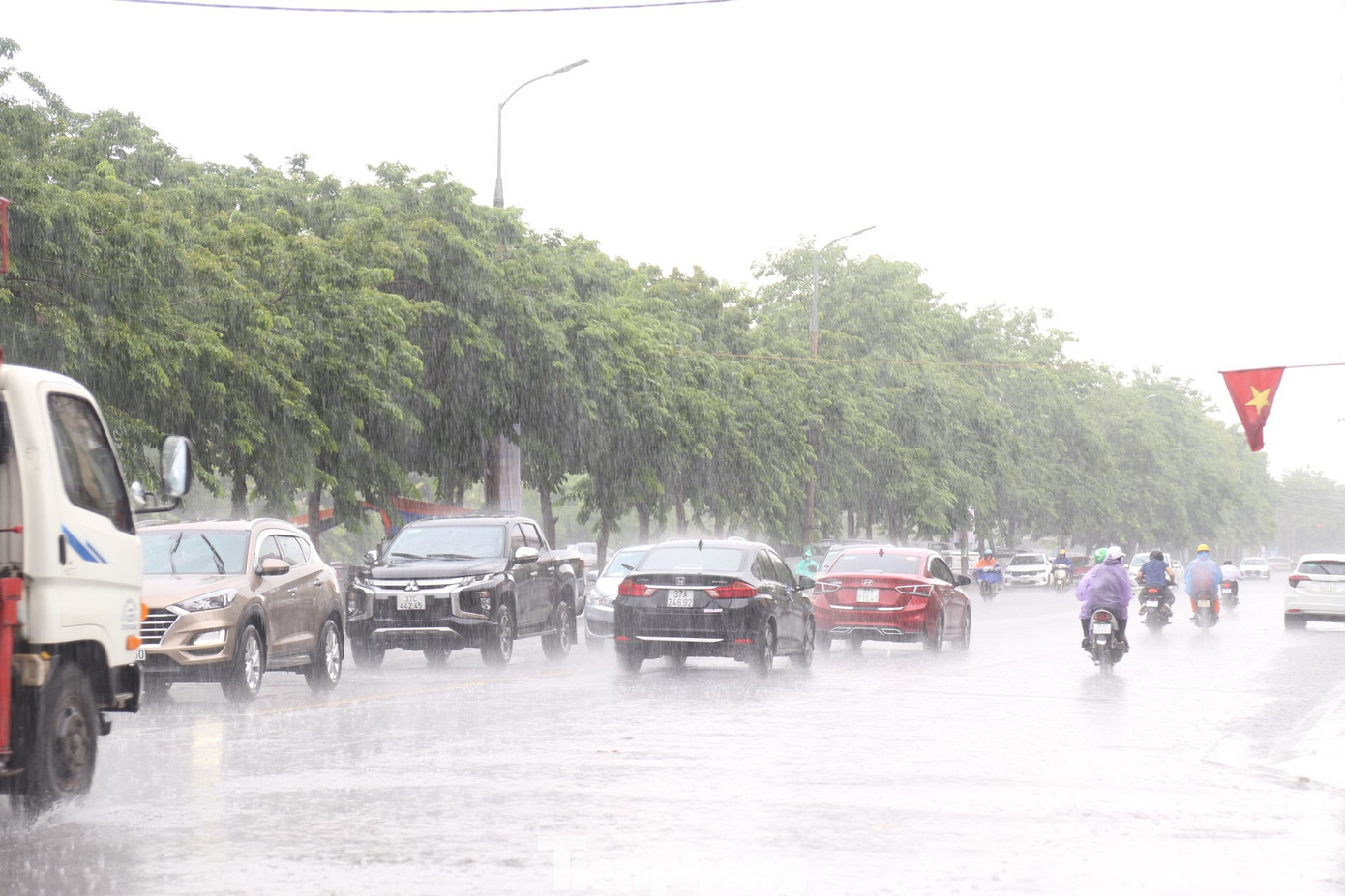 Trận mưa lớn kéo dài hạ nhiệt “chảo lửa” thành Vinh sau chuỗi ngày “rang mình” trong nắng nóng Trận mưa lớn kéo dài hạ nhiệt “chảo lửa” thành Vinh sau chuỗi ngày “rang mình” trong nắng nóng