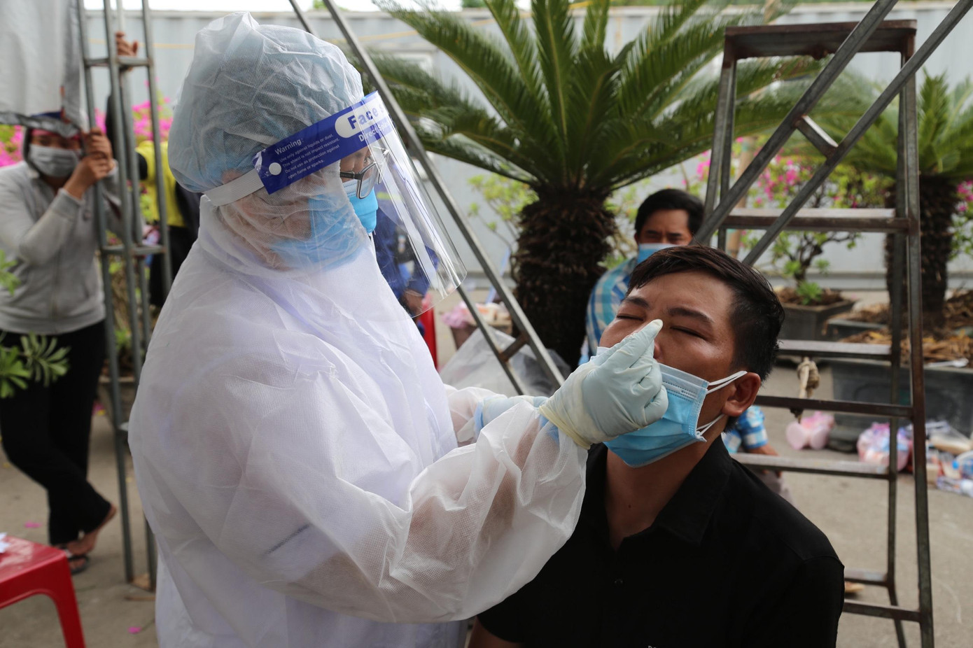 Nhân viên y tế lấy mẫu test nhanh cho người dân.