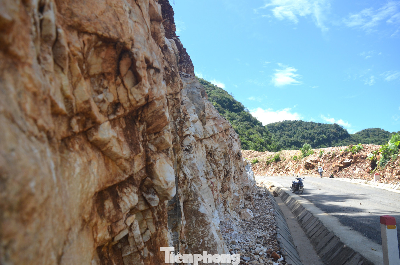 Việc đưa tuyến đường này vào sử dụng không chỉ giúp người dân thuận tiện trong sinh hoạt và sản xuất, mà còn tạo đòn bẩy phát triển kinh tế - xã hội cho các xã vùng Tây Nam của huyện Quỳ Hợp. Mặc dù mang lại nhiều lợi ích to lớn, khu vực dốc Phi Lửa thuộc xã Châu Lý khi được thông xuyên núi sẽ có nguy cơ trở thành “điểm đen” gây mất an toàn giao thông.