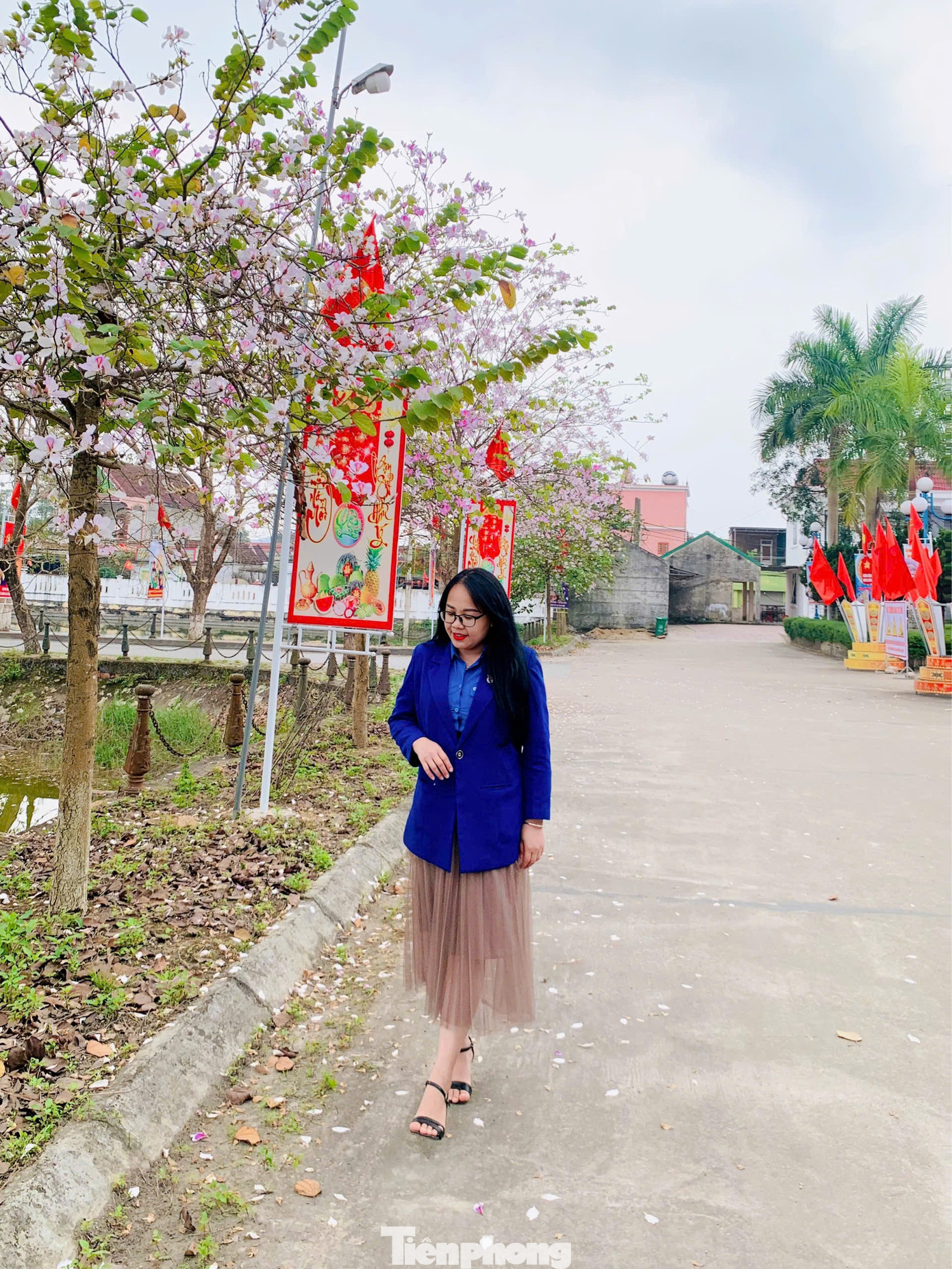 Những cánh hoa ban mỏng manh, tinh khôi thu hút nhiều người, đặc biệt là các bạn trẻ check-in, lưu giữ khoảnh khắc đẹp.