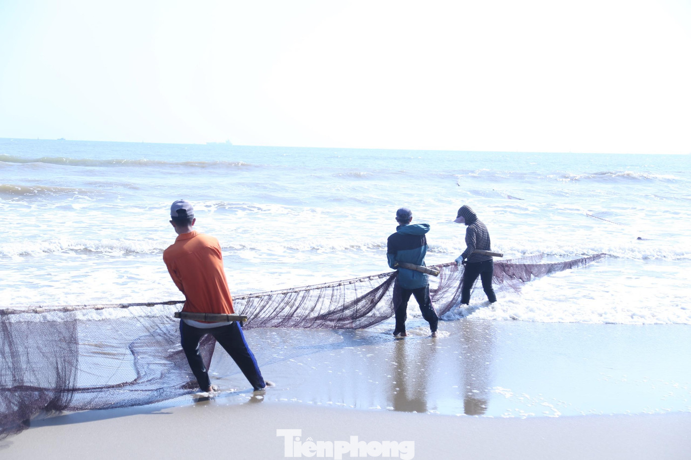 Hơn 20 năm gắn bó về nghề kéo lưới rùng, ông Nguyễn Đình Bình (trú phường Thu Thủy) từng đi biển khơi xa đánh cá lớn. Về già ông vẫn gắn bó với biển. “Lưới kéo rùng phải to, rộng. Hơn nữa, kéo rùng cần phải có sức khỏe, kiên trì, kết hợp sức mạnh của cả tập thể. Mỗi mẻ lưới từ lúc thả cho đến khi kéo lên bờ phải mất khoảng hơn 2 giờ đồng hồ, tùy con nước, mùa vụ cho năng suất khác nhau”, ông Bình chia sẻ. Hơn 20 năm gắn bó về nghề kéo lưới rùng, ông Nguyễn Đình Bình (trú phường Thu Thủy) từng đi biển khơi xa đánh cá lớn. Về già ông vẫn gắn bó với biển. “Lưới kéo rùng phải to, rộng. Hơn nữa, kéo rùng cần phải có sức khỏe, kiên trì, kết hợp sức mạnh của cả tập thể. Mỗi mẻ lưới từ lúc thả cho đến khi kéo lên bờ phải mất khoảng hơn 2 giờ đồng hồ, tùy con nước, mùa vụ cho năng suất khác nhau”, ông Bình chia sẻ.