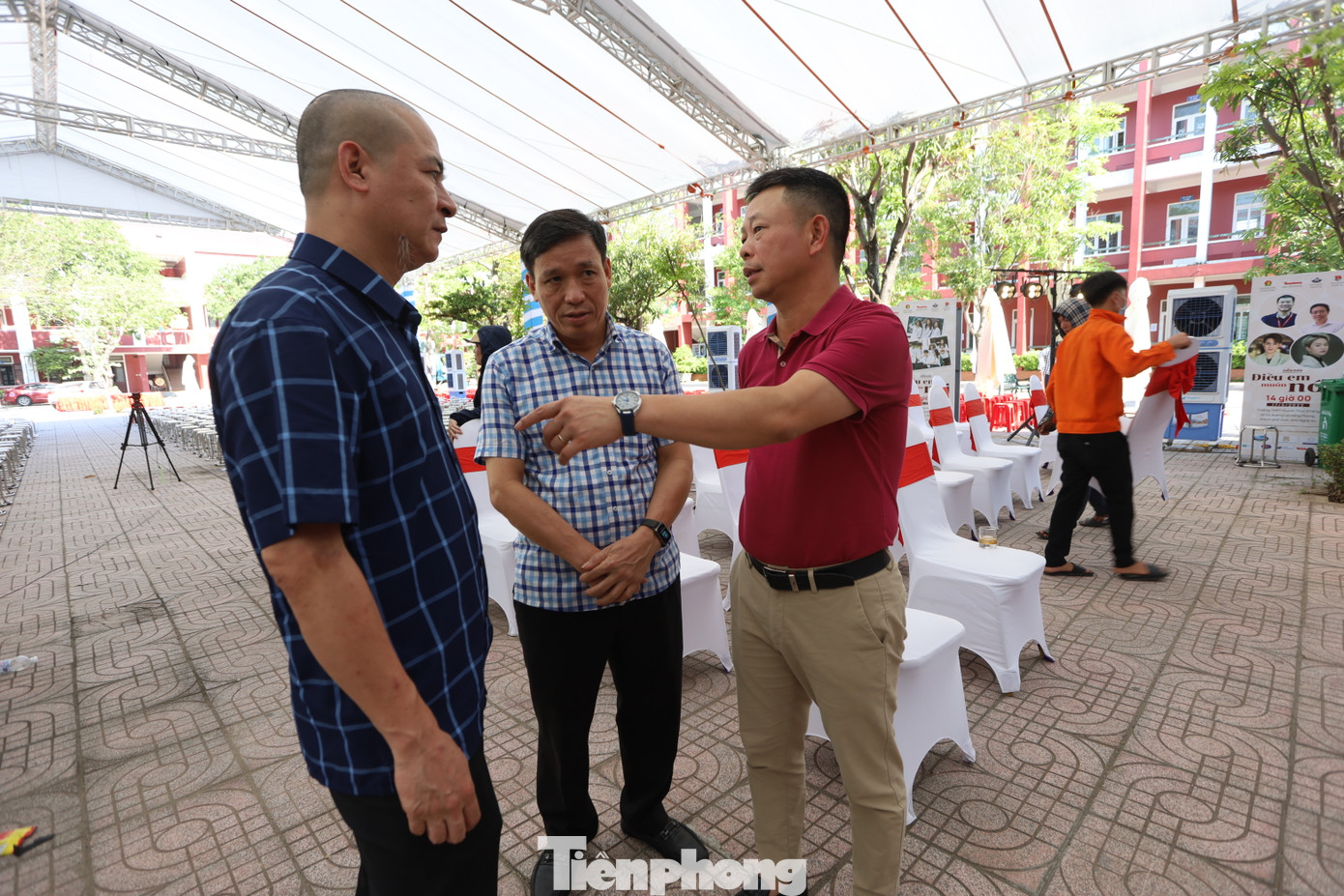 Nhà báo Phùng Công Sưởng, Phó tổng biên tập Báo Tiền Phong (bên phải) tham dự và chỉ đạo công tác tổng duyệt.